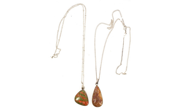 Deux pendentifs en pierre et argent, sur