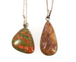 Deux pendentifs en pierre et argent, sur