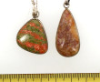 Deux pendentifs en pierre et argent, sur