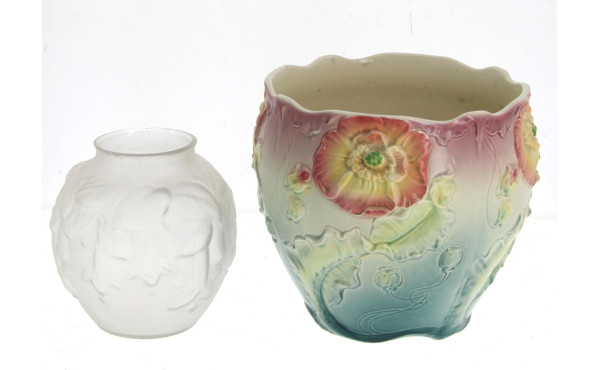 Cache-pot en barbotine à décor floral (é