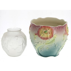 Cache-pot en barbotine à décor floral (é