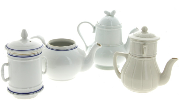 Lot de 3 verseuses en porcelaine dont un