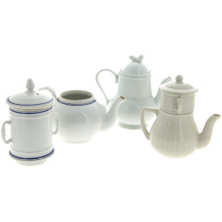Lot de 3 verseuses en porcelaine dont un