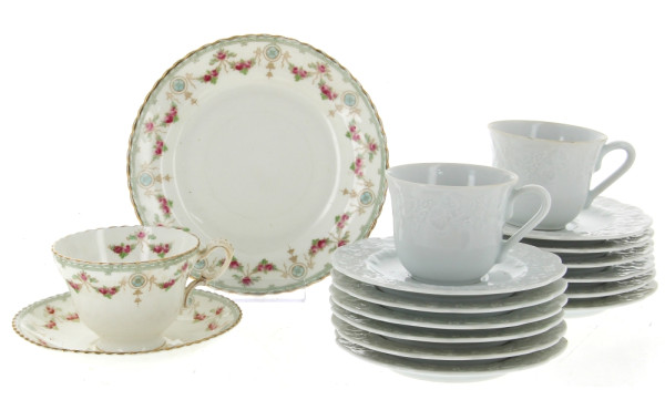 Tasse, sous-tasse et assiette à gâteaux 