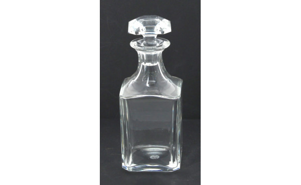 BACCARAT - Carafe en cristal à section c