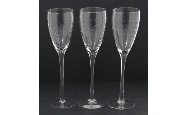 6 flûtes modernes en verre gravé, H 25,5