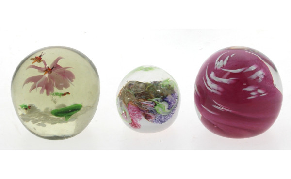 Trois boules presse-papier en verre dont