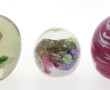 Trois boules presse-papier en verre dont