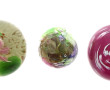 Trois boules presse-papier en verre dont