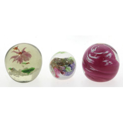 Trois boules presse-papier en verre dont