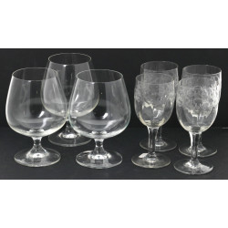 Lot de verrerie comprenant : 13 verres à