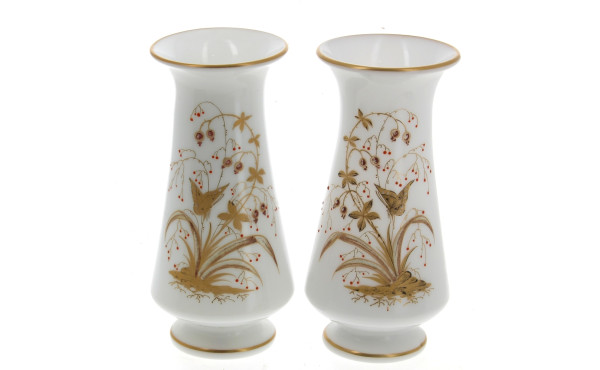 Paire de vases en opaline blanche et or 