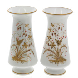 Paire de vases en opaline blanche et or 