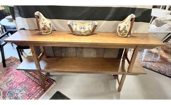 Une paire de bancs rustiques