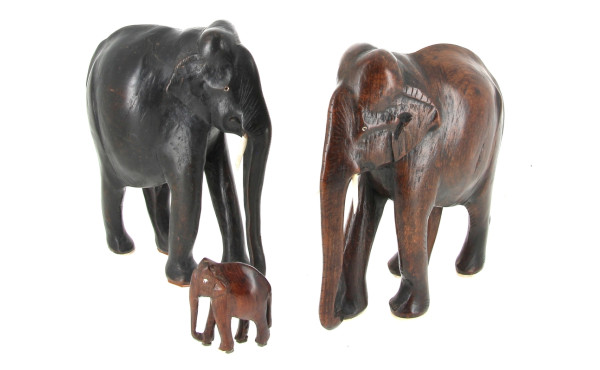 Trois éléphants en bois sculpté, dont 2 