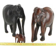 Trois éléphants en bois sculpté, dont 2 