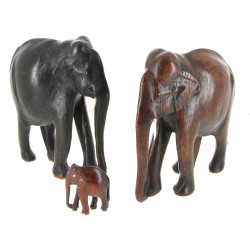 Trois éléphants en bois sculpté, dont 2 