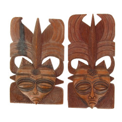 Paire de masques décoratifs en bois scul