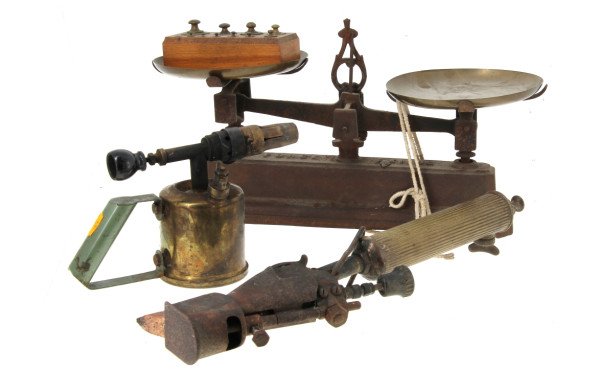 Lot comprenant une balance ancienne avec