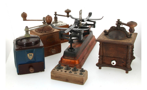 Lot comprenant 4 moulins à café anciens 