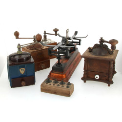 Lot comprenant 4 moulins à café anciens 