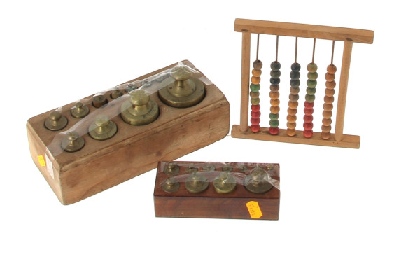 Deux supports en bois pour poids, séries