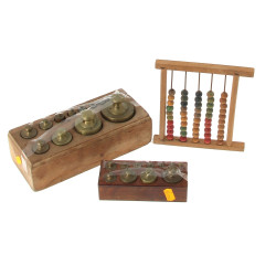 Deux supports en bois pour poids, séries