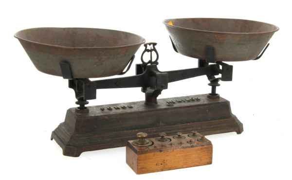 Balance ancienne avec séries de poids et