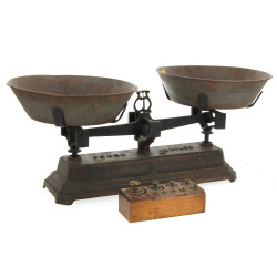 Balance ancienne avec séries de poids et