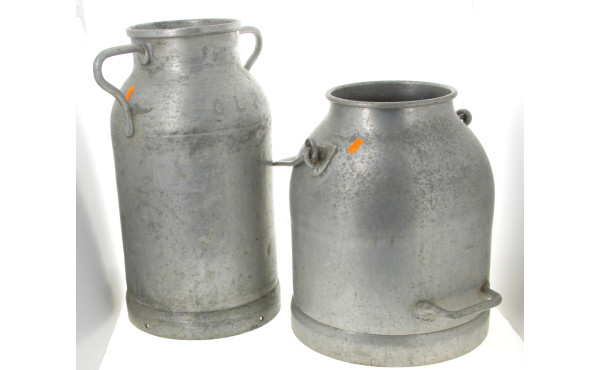 Deux pots à lait en galva