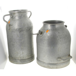 Deux pots à lait en galva