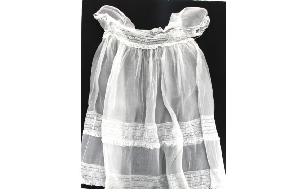 Robe de batême ancienne avec son fond de
