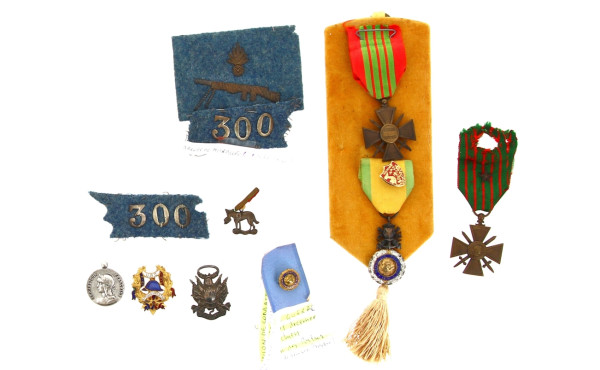Lot de médailles et fragments d'uniforme
