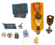 Lot de médailles et fragments d'uniforme