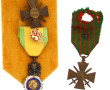 Lot de médailles et fragments d'uniforme