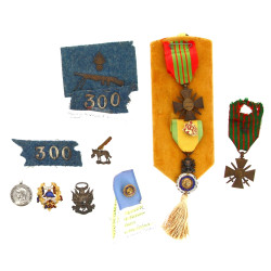 Lot de médailles et fragments d'uniforme
