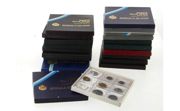 SAN MARIN - Ensemble de 22 coffrets de m