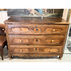 Commode XVIIIème en noyer ouvrant à 3 ti