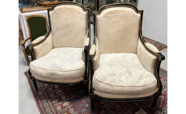 Paire de bergères de style Louis XVI (qq