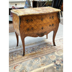 Petite commode en placage et marqueterie