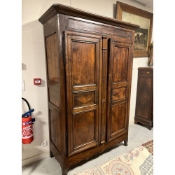 Armoire ancienne à motif de losanges