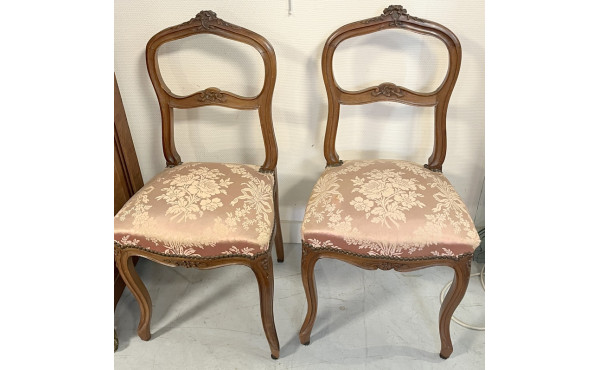 Paire de petites chaises de style Louis 