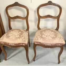 Paire de petites chaises de style Louis 