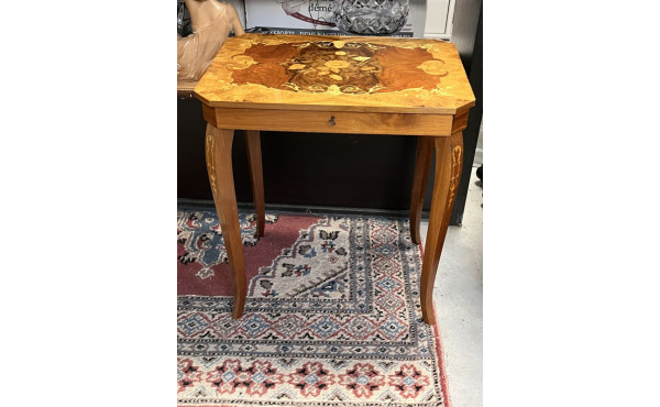 Petite table musicale en état de fonctio