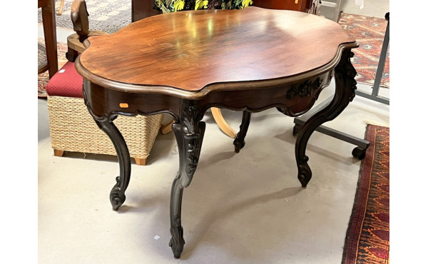 Table de milieu en bois sculpté à deux p