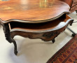 Table de milieu en bois sculpté à deux p