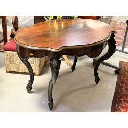 Table de milieu en bois sculpté à deux p