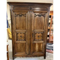 Armoire ancienne à motif d'une étoile