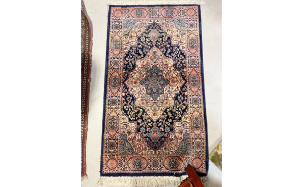 Petit tapis mécanique en laine, provenan
