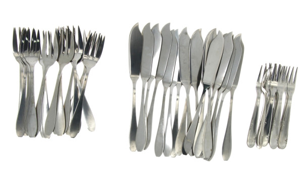 20 fourchettes à poisson, 18 couteaux à 